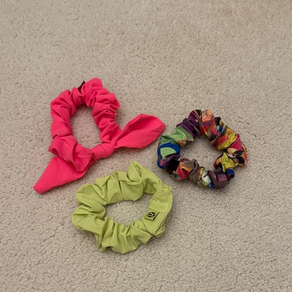 Lululemon Uplifting Scrunchie Set